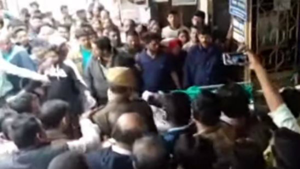 সকালে পোলবায় পুলকার দুর্ঘটনা সকালে পোলবায় পুলকার দুর্ঘটনা