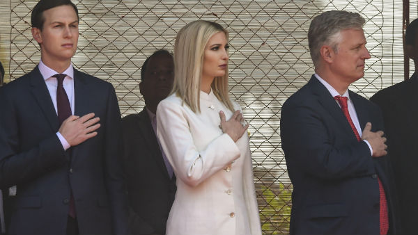 কেট মিডলটন হোক বা হিলারি ক্লিনটন সকলেই পরেছেন তাঁর পোশাক কেট মিডলটন হোক বা হিলারি ক্লিনটন সকলেই পরেছেন তাঁর পোশাক