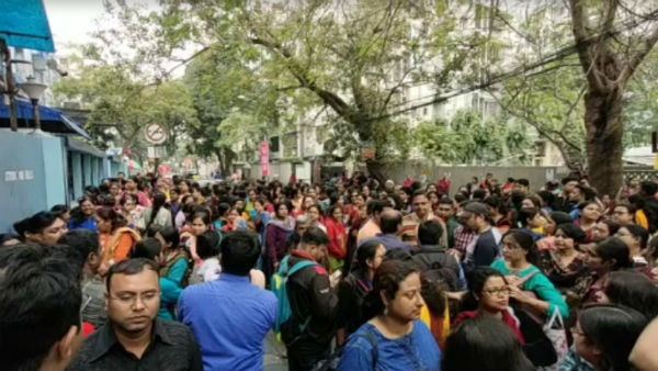 সাউথ পয়েন্ট স্কুলে ফি নিয়ে কাটল না জট, অভিভাবক-কর্তৃপক্ষ বৈঠকে সমাধান অধরা সাউথ পয়েন্ট স্কুলে ফি নিয়ে কাটল না জট, অভিভাবক-কর্তৃপক্ষ বৈঠকে সমাধান অধরা