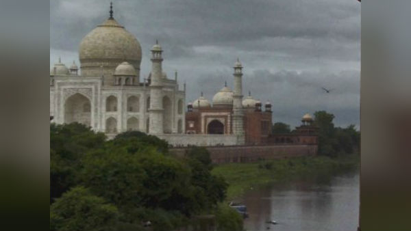 পচা গন্ধ দূর করতে বাড়তি জল যমুনায়