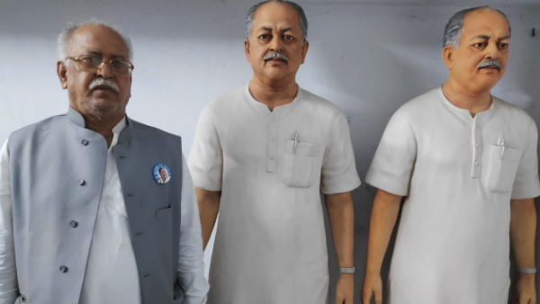 শিল্পীর সামনে বসে মূর্তি তৈরি শিল্পীর সামনে বসে মূর্তি তৈরি