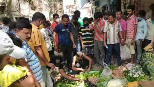 কাঁচামাল মজুত করতে হিড়িক কলকাতাবাসীর কাঁচামাল মজুত করতে হিড়িক কলকাতাবাসীর