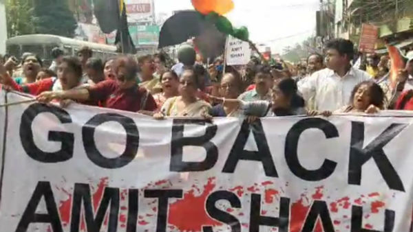 অমিত শাহকে ঘিরে মহানগরীর রাজ পথ মুখরিত গো বাক স্লোগানে, সর্বত্র কালো পতাকা- কালো বেলুন অমিত শাহকে ঘিরে মহানগরীর রাজ পথ মুখরিত গো বাক স্লোগানে, সর্বত্র কালো পতাকা- কালো বেলুন