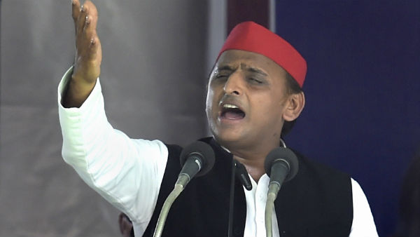 গোটা ঘটনা সম্পর্কে এক গুচ্ছ প্রশ্ন তোলেন অখিলেশ