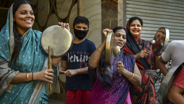 প্রধানমন্ত্রীর ডাকে সাড়া দিয়ে বাংলা জুড়ে হাততালি দিয়ে জনতা কার্ফু পালন প্রধানমন্ত্রীর ডাকে সাড়া দিয়ে বাংলা জুড়ে হাততালি দিয়ে জনতা কার্ফু পালন
