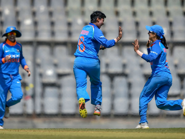 দীপ্তির আঁটোসাঁটো বোলিং