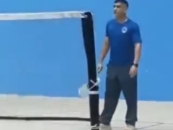 ব্যাডমিন্টন হাতে ধোনি ব্যাডমিন্টন হাতে ধোনি