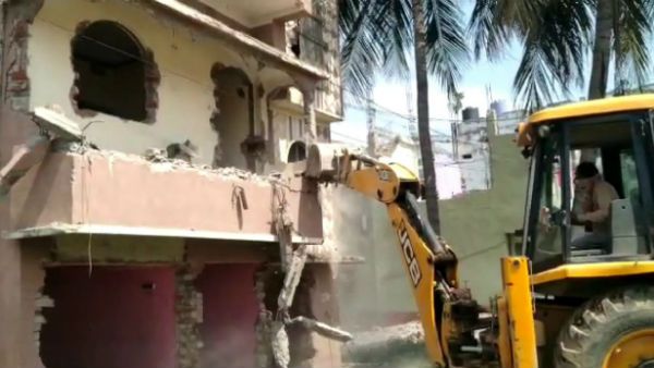জাতীয় সড়ক সম্প্রসারণের জন্য মালদায় ভাঙা হল বাড়ি! জাতীয় সড়ক সম্প্রসারণের জন্য মালদায় ভাঙা হল বাড়ি!