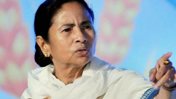 মমতা বেরিয়ে পড়েন সারপ্রাইজ ভিজিটে