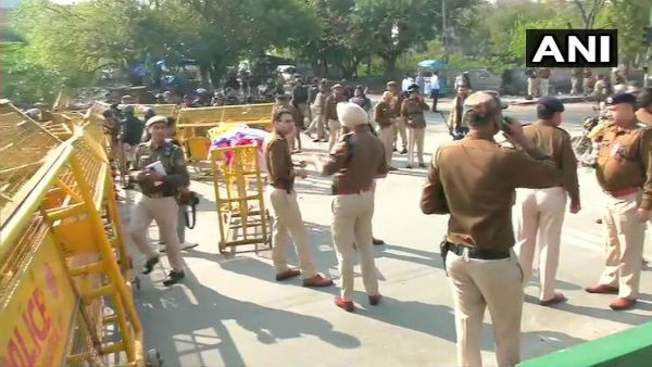 দুটি চ্যানেলের সম্প্রচার বন্ধ, দিল্লি হিংসায় কড়া কেন্দ্র দুটি চ্যানেলের সম্প্রচার বন্ধ, দিল্লি হিংসায় কড়া কেন্দ্র