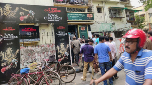 করোনাকে বুড়ো আঙুল দেখিয়ে সোমবার সকাল থেকেই মদের দোকানে দেদার ভিড় কলকাতায়
