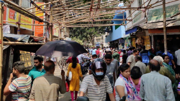 সরকারি নির্দেশকে বুড়ো আঙুল দেখিয়ে দেদারে চলছে কালোবাজির সরকারি নির্দেশকে বুড়ো আঙুল দেখিয়ে দেদারে চলছে কালোবাজির