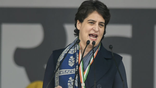 পরিযায়ী শ্রমিকদের পরিশুদ্ধ করতে জীবাণুনাশক জেট স্প্রে ব্যবহার