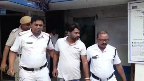 রাজারহাটে আগ্নেয়াস্ত্র সহ গ্রেফতার ক্যাব চালক! ঘটনায় চাঞ্চল্য রাজারহাটে আগ্নেয়াস্ত্র সহ গ্রেফতার ক্যাব চালক! ঘটনায় চাঞ্চল্য