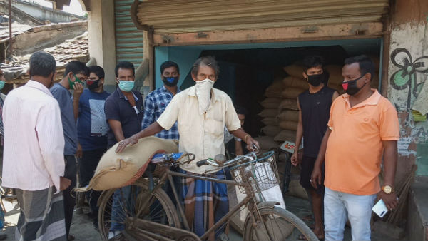 কালোবাজারি রুখতে ও বাজারে ভিড় এড়াতে সীমান্তের পঞ্চায়েত গুলিতে ন্যায্য মূল্যে চাল, ডাল, তেল কালোবাজারি রুখতে ও বাজারে ভিড় এড়াতে সীমান্তের পঞ্চায়েত গুলিতে ন্যায্য মূল্যে চাল, ডাল, তেল