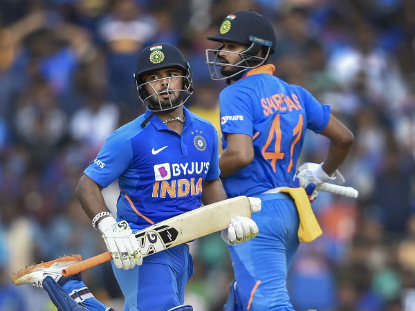 তাসের খেলার মন মাতালেন ভারতীয় ক্রিকেটার তাসের খেলার মন মাতালেন ভারতীয় ক্রিকেটার