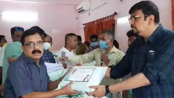 বিধাননগরে মাস্ক বিলি মন্ত্রী সুজিত বসুর বিধাননগরে মাস্ক বিলি মন্ত্রী সুজিত বসুর