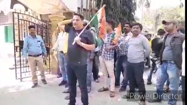বিধায়কের বিরুদ্ধে কাটমানি নেওয়ার অভিযোগ, বাড়ি ঘেরাও তৃণমূল কর্মীদের বিধায়কের বিরুদ্ধে কাটমানি নেওয়ার অভিযোগ, বাড়ি ঘেরাও তৃণমূল কর্মীদের