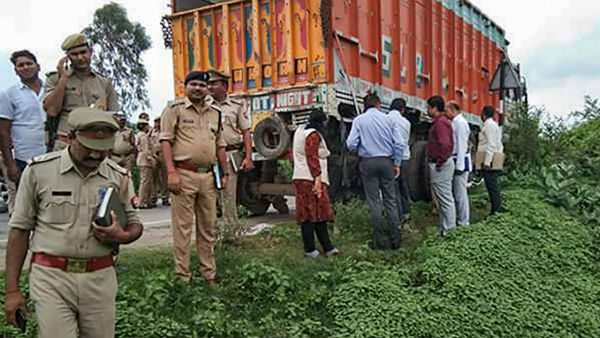 উত্তর প্রদেশে মহিলাকে পিষে দিল ট্রাক