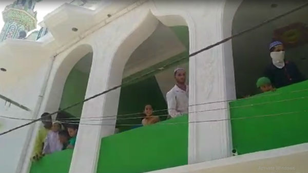 ভিড় সামলাতে হিমশিম খেল পুলিশ