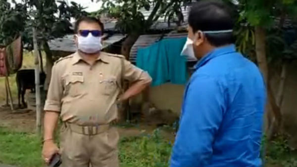  রাস্তার মাঝে বসে প্রতিবাদ