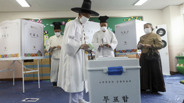 করোনার দাপটেও নির্বাচন হয় সেদেশে করোনার দাপটেও নির্বাচন হয় সেদেশে