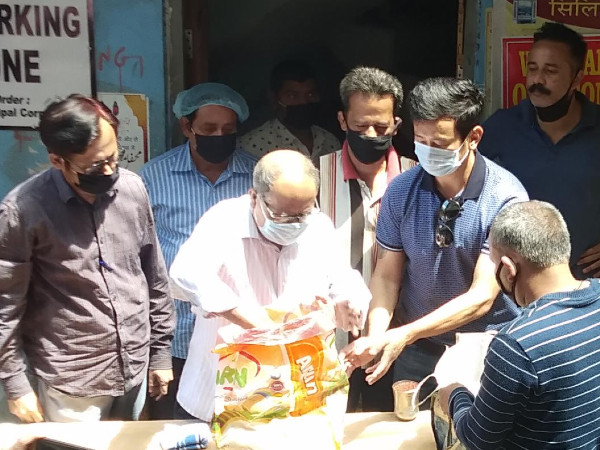 লকডাউনে বাইচুং ভুটিয়ার উদ্যোগে দুঃস্থ-দরিদ্রদের খাদ্যসামগ্রী বিতরণ লকডাউনে বাইচুং ভুটিয়ার উদ্যোগে দুঃস্থ-দরিদ্রদের খাদ্যসামগ্রী বিতরণ