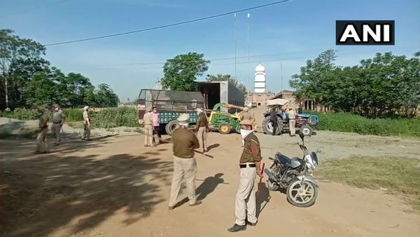 পুলিশ অফিসারের হাত কেটে দেওয়া হল!