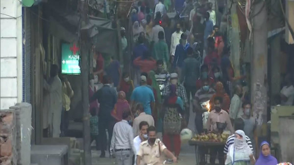 সামাজিক দূরত্বের তোয়াক্কা না করেই জমায়েত শাস্ত্রী পার্কে