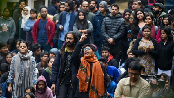 ব্যাপক বিক্ষোভ প্রদর্শন করেন জামিয়া ছাত্ররা