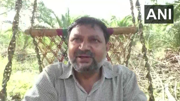 গাড়িতে অস্থায়ী বাড়ি তৈরি করেন এই চিকিৎসক