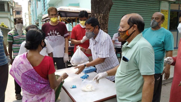 করোনা লকডাউন, কল্যাণী ও বেলঘরিয়ায় দুঃস্থদের পাশে স্থানীয়রা