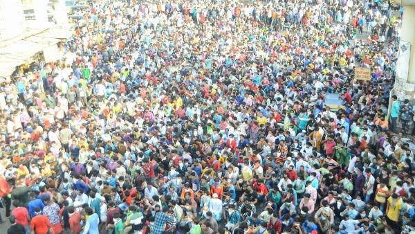 বান্দ্রায় পরিযায়ী শ্রমিকদের জমায়েত বান্দ্রায় পরিযায়ী শ্রমিকদের জমায়েত