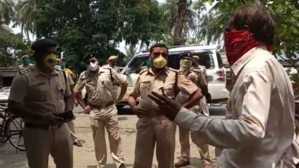মানুষকে সামাজিক দূরত্ব বোঝাতে ব্যাঙ্কে ব্যাঙ্কে স্বয়ং পুলিশ সুপার মানুষকে সামাজিক দূরত্ব বোঝাতে ব্যাঙ্কে ব্যাঙ্কে স্বয়ং পুলিশ সুপার