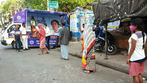 গান গেয়ে পুলিশের আর্জি গান গেয়ে পুলিশের আর্জি