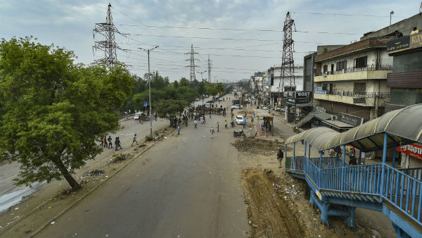 লকডাউন বাড়ুক চাইছে জনগণ