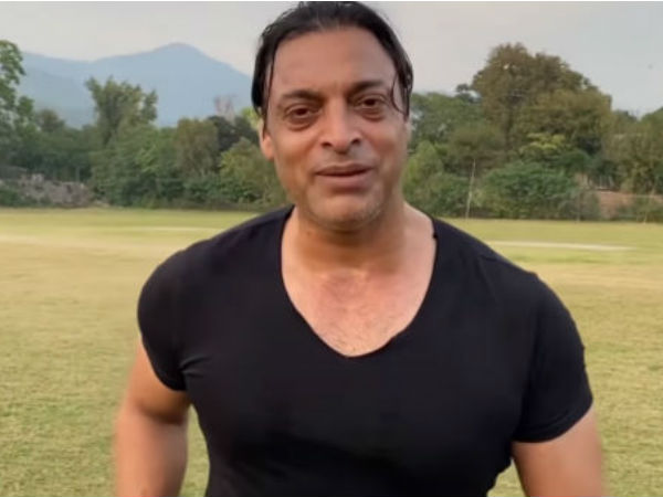 শোয়েবের বাউন্সারে আহত লারা শোয়েবের বাউন্সারে আহত লারা