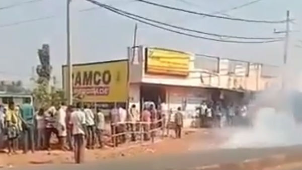 বাজি ফাটে মদের দোকানের সামনে