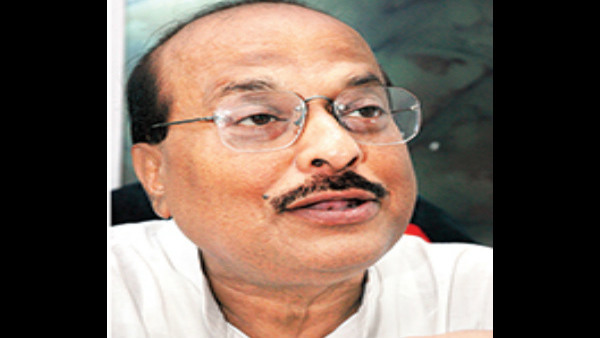 সাধন পাণ্ডের অভিযোগ ঘিরে শোরগোল সাধন পাণ্ডের অভিযোগ ঘিরে শোরগোল