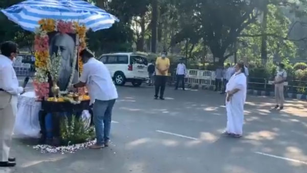 সঙ্গীত পরিবেশন মমতা-ইন্দ্রনীলের