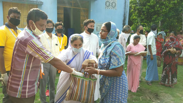 দুঃস্থদের পাশে তমলুক ঘাটাল সেন্ট্রাল কোঅপরেটিভ ব্যাঙ্ক