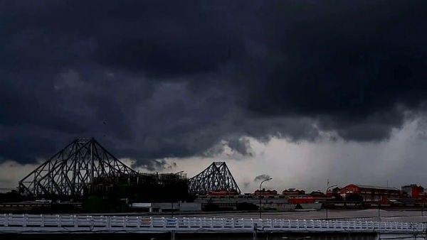 আম্ফানের দাপট