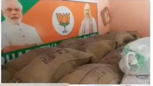 বানারহাটে বিজেপির অফিসে চাল মজুতের অভিযোগ বানারহাটে বিজেপির অফিসে চাল মজুতের অভিযোগ