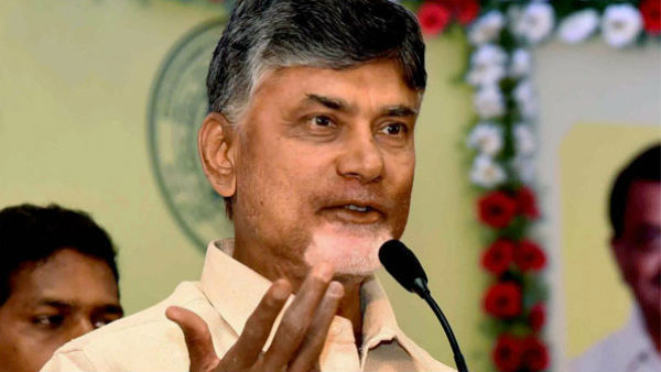 হায়দরাবাদ থেকে অন্ধ্রে ফিরতেই বিতর্কের মুখে পড়েন চন্দ্রবাবু হায়দরাবাদ থেকে অন্ধ্রে ফিরতেই বিতর্কের মুখে পড়েন চন্দ্রবাবু