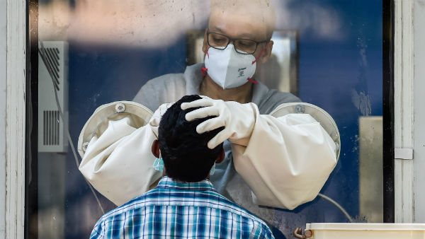 করোনা পজিটিভের জায়গায় নেগেটিভ রোগীকে ভর্তি করা হয় করোনা পজিটিভের জায়গায় নেগেটিভ রোগীকে ভর্তি করা হয়