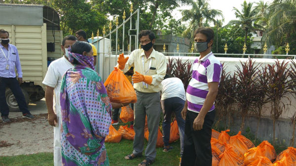 ত্রাণের সঙ্গে দেওয়া হচ্ছে মাস্কও