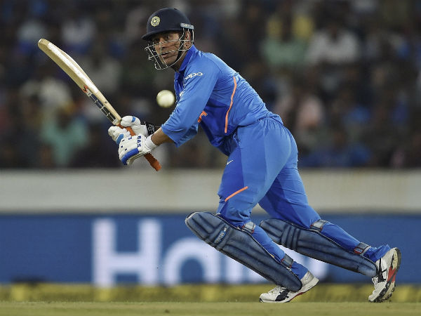 ধোনির অভিষেক