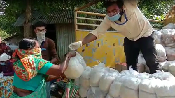 করোনা লকডাউনের মাঝে ইন্দো-বাংলাদেশ সীমান্তে খাবার বিলি করোনা লকডাউনের মাঝে ইন্দো-বাংলাদেশ সীমান্তে খাবার বিলি