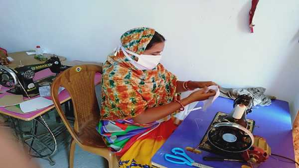 তৈরি হচ্ছে মাস্ক তৈরি হচ্ছে মাস্ক