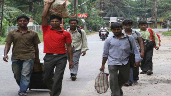 পরিযায়ীদের নিয়ে দড়ি টানাটানি 